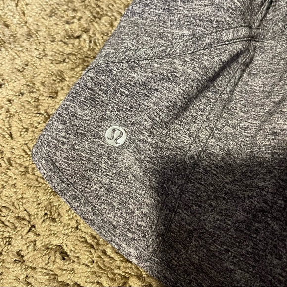 Lululemon tracker shorts size 2 - Picture 4 of 4